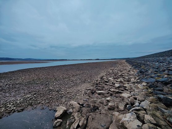 Grau in grau auch am Stausee Kelbra (Foto: Peter Blei)