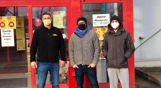 Marktleiter Florian Husung mit Familie Klein (Foto: nnz)