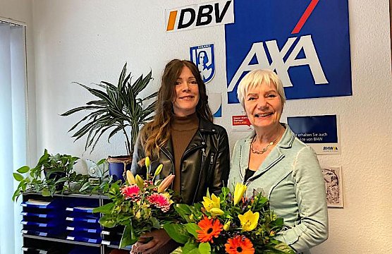 Antje Müller und Wolfra Herbst bei der Übergabe der Versicherungsagentur (Foto: privat) Antje Müller und Wolfra Herbst bei der Übergabe der Versicherungsagentur (Foto: privat)