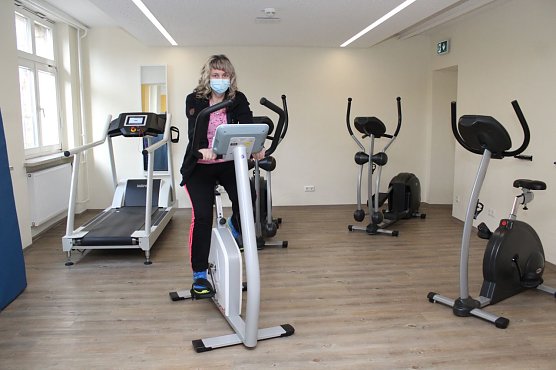 Jacqueline Liesegang trainiert in ihrem eigenen Tempo t&auml;glich im Rahmen der Multimodalen Schmerztherapie am Kraftaufbau und der Beweglichkeit ihres K&ouml;rpers. (Foto: Helios Bleicherode)