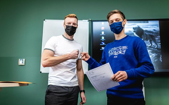 Marcus Bossog, Lehrer f&uuml;r Sport, Geschichte und Sozialkunde &uuml;bergibt das Zeugnis an Kristof Szilas (Klasse 10/2) (Foto: Christoph Keil)