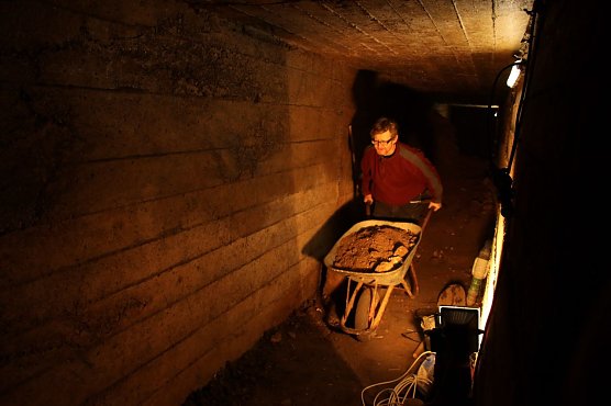 In dem schmalen G&auml;ngen kann Frank Schubert nur per Hand arbeiten.  (Foto: agl)