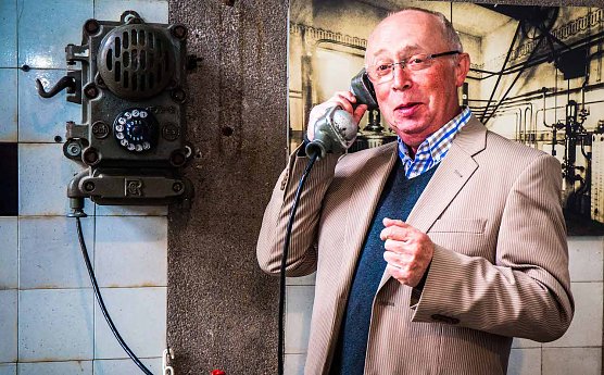 Peter Prescher am Brennerei-Telefon (Foto: Christoph Keil) Peter Prescher am Brennerei-Telefon (Foto: Christoph Keil)