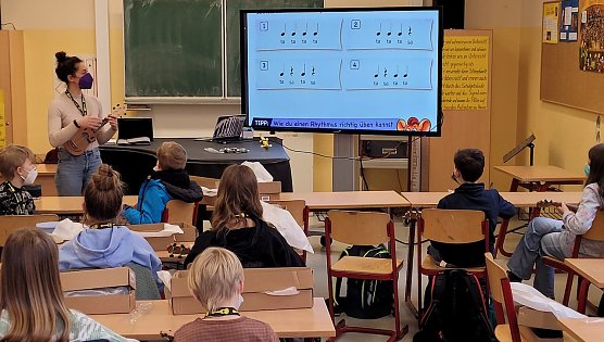 Unterricht in der Ukulele-Kallse mit Melissa Hart (Foto: Himboldt-Gymnasium) Unterricht in der Ukulele-Kallse mit Melissa Hart (Foto: Himboldt-Gymnasium)