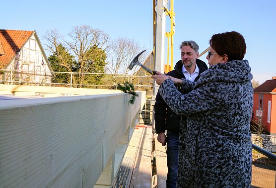 Niedersachswerfens Ortschaftb&uuml;rgermeisterin Katrin Sch&ouml;nemann schl&auml;gt unter den Augen von B&uuml;rgermeister Stephan Klante den letzten Nagel ein.   (Foto: S.Schedwill)