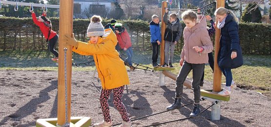 &Uuml;ber mehr Platz zum spielen und toben sowohl drau&szlig;en wie auch drinnen freuen sich die Kinder der Petermann-Grundschule in Bleicherode (Foto: agl)