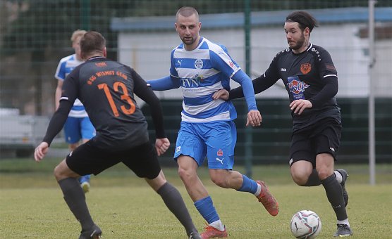 Voller Einsatz wie hier von Erik Schneider ist am Sonntag gefragt, will Wacker die Klasse halten (Foto: M.Liedke)