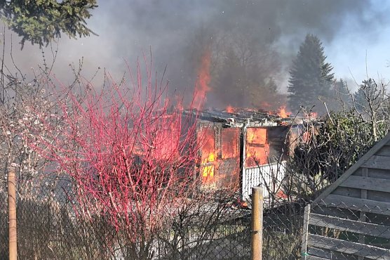 In Nordhausen brannten heute zwei Gartenlauben (Foto: Landespolizeiinspektion Nordhausen) In Nordhausen brannten heute zwei Gartenlauben (Foto: Landespolizeiinspektion Nordhausen)