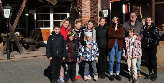 Daryna (links) ist mit ihrer Familie und einigen Freunden dank Bertram K&uuml;hrt erst einmal in Neustadt untergekommen. (Foto: agl)