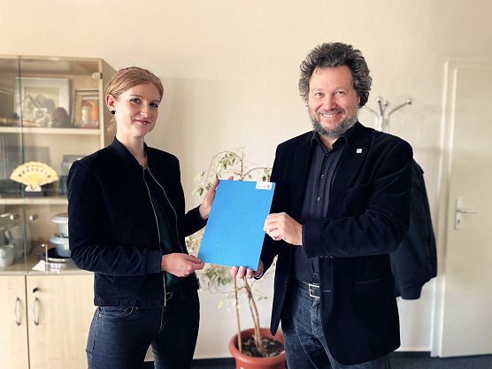 Ernennung von Prof. Dr. Sabrina Schramme durch den Vizepr&auml;sidenten f&uuml;r Forschung und Entwicklung der Hochschule Nordhausen, Prof. Dr.-Ing. Viktor Wesselak. (Foto: Tina Bergknapp)