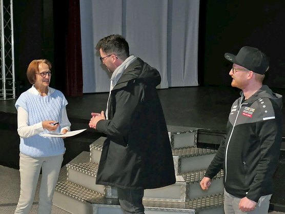 Zur Jahreshauptversammlung wurden auch diverse Ehrungen ausgegeben (Foto: Karate Do Kwai. )