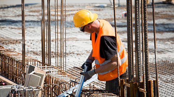Facharbeiter auf dem Bau werden oft schlecht bezahlt (Foto: IG BAU) Facharbeiter auf dem Bau werden oft schlecht bezahlt (Foto: IG BAU)