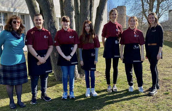 Cornelia Bieles (stellvertretende Schulleiterin), Emanuel K&uuml;hn, Samira Traumann, Michelle Simon, Lola Schmidt, Xenia Steinecke und Caroline Schierholz von der EVN (Foto: Petersbergschule)