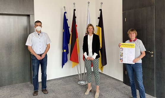 Mit Vorfreude und geb&uuml;hrendem Abstand: Oberb&uuml;rgermeister Kai Buchmann, B&uuml;rgermeisterin Alexandra Rieger und Birgit Adam (Foto: oas)