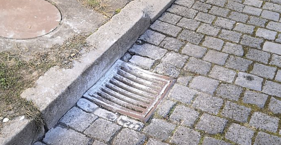 Farbreste im Stra&szlig;eneinlauf (Foto: Marco Lutze/Stadtentw&auml;sserungsbetriebe)