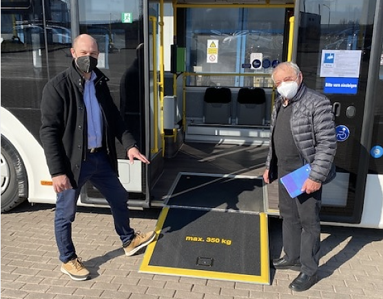 Betriebsleiter Markus Schraps (links) stellt dem Behindertenbeauftragten der Stadt Nordhausen, Dr. Maximilian Sch&ouml;nfelder (rechts), einen der neuen Busse vor und erkl&auml;rt die M&ouml;glichkeiten eines behindertengerechten Einstiegs (Foto: Marco Bachmann)