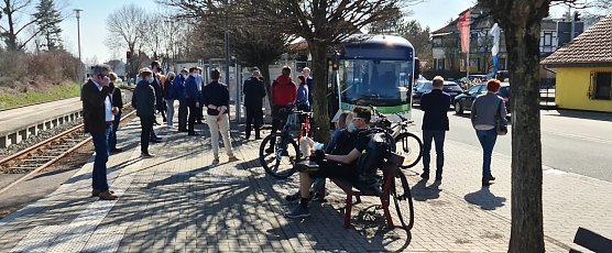 Ach, das waren noch Zeiten, als man in Niedersachswerfen gemeinsam mit der zust&auml;ndigen Ministerin die E-Busse feierte (Foto: nnz)