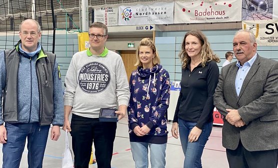 Jens Moldenhawer wird f&uuml;r sein jahrelanges, ehrenamtliches Engagement von Landrat und B&uuml;rgermeisterin geehrt (Foto: D.Rieger)