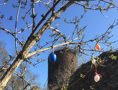 Ostereiersuche auf der Ebersburg (Foto: Hannelore Müller) Ostereiersuche auf der Ebersburg (Foto: Hannelore Müller)