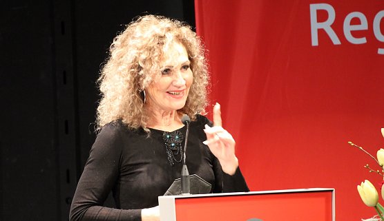 Landtagspr&auml;sidentin Birgit Keller w&uuml;rdigt den Banker und Menschen Wolfgang Asche (Foto: Eva Maria Wiegand)