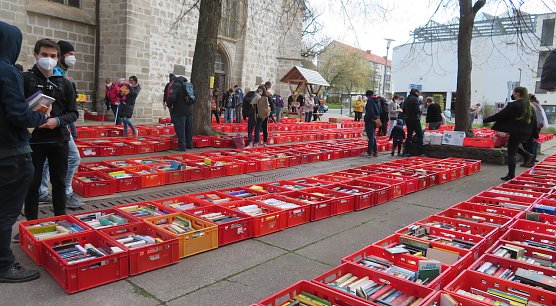 Büchermarkt am Blasiikirchplatz (Foto: F.Tuschy) Büchermarkt am Blasiikirchplatz (Foto: F.Tuschy)