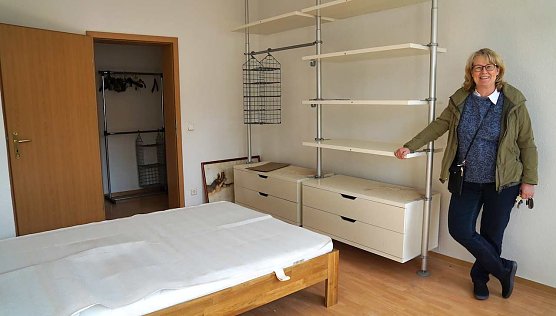 SWG-Chefin Inge Klaan in einer der m&ouml;blierten Wohnungen in der F&ouml;rstemannstra&szlig;e. Die M&ouml;belspenden sind gut erhalten, aber meist bunt zusammengew&uuml;rfelt.  (Foto: SWG)