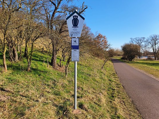 Dieses an einem stabilen Metallpfosten befestigte NSG-Schild kennzeichnet das Naturschutzgebiet Porphyrkuppenlandschaft bei Gimritz n&ouml;rdlich von Halle. Im Landkreis Nordhausen w&auml;ren wahrscheinlich hunderte solcher Schilder notwendig. (Foto: Bodo Schwarzberg)