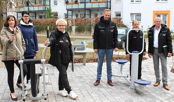 Sabrina Richter, Saskia Thomas, Objektmanagerin Sabine Hardrath, Sven D&ouml;rmann, Mario Vopel und Steffen Loup (v.l.n.r.) an den Seniorenfitness-Ger&auml;ten im Innenhof des Aueblicks (Foto: oas)