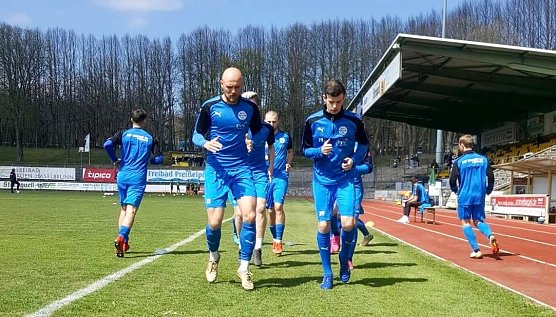 Die Nordhäuser Spieler beim Erwärmen heute Nachmittag im Vogtlandstadion (Foto: M.Liedke) Die Nordhäuser Spieler beim Erwärmen heute Nachmittag im Vogtlandstadion (Foto: M.Liedke)