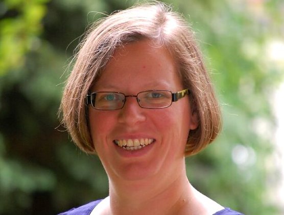 Kantorin Viola Kremzow "trainiert" den 1.FC Südharz (Foto: R.Englert) Kantorin Viola Kremzow "trainiert" den 1.FC Südharz (Foto: R.Englert)