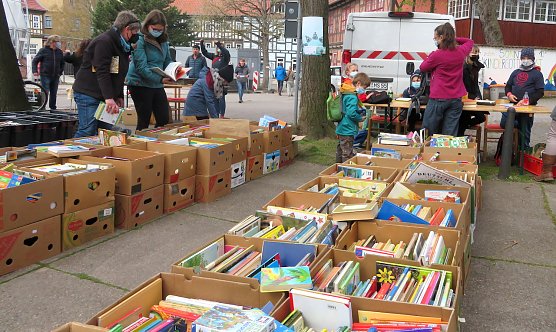 Büchermarkt an der Blasiikirche (Foto: F.Tuschy) Büchermarkt an der Blasiikirche (Foto: F.Tuschy)