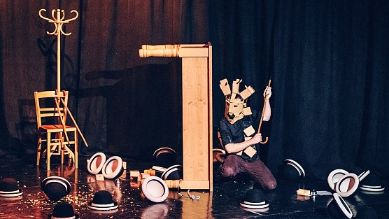 Janus und seine Hüte stehen im Mittelpunkt des ersten Gastspiels der Saison (Foto: Zappelini) Janus und seine Hüte stehen im Mittelpunkt des ersten Gastspiels der Saison (Foto: Zappelini)