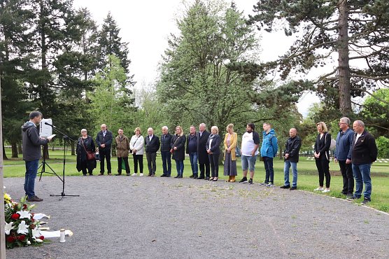 Gedenkveranstaltung auf dem Nordhäuser Ehrenfriedhof (Foto: Stadtverwaltung Nordhausen) Gedenkveranstaltung auf dem Nordhäuser Ehrenfriedhof (Foto: Stadtverwaltung Nordhausen)