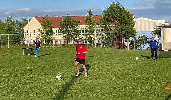 Kurzschulung zu neuen Ans&auml;tzen im Kinderfu&szlig;ball (Foto: S.Beer)