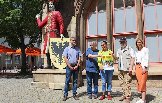 Der Kampf um das Plakat des aktuellen Festes: Die B&uuml;rgermeister und gro&szlig;e Teile der Rolandgruppe (Foto: oas)