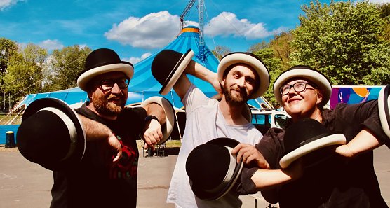 Alexander J&auml;ger und Steffi B&ouml;ttcher (links und rechts) haben lange darauf gewartet, Michael Zandl und seine Show "Janus" im Zappelini-Zelt begr&uuml;&szlig;en zu d&uuml;rfen (Foto: agl)