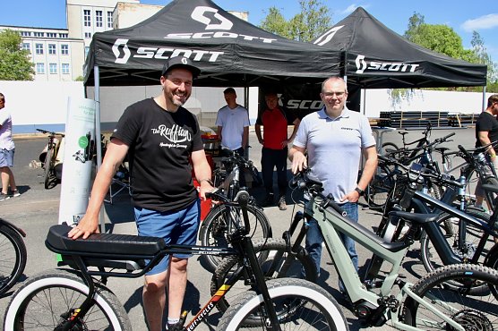 Sebastian Albert und J&ouml;rg Illhardt waren mit 15 Elektrofahrr&auml;dern beim "Testival" dabei. Au&szlig;erdem war der Cube-Store, Fahrrad & Sport Schmidt und Herfag vor Ort  (Foto: agl)