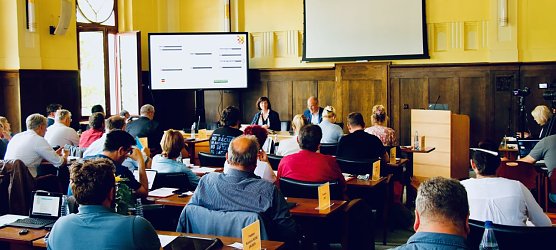 Endlich wieder am angestammten Platz - der Kreistag kommt heute wieder im gro&szlig;en Plenarsaal zusammen (Foto: agl)