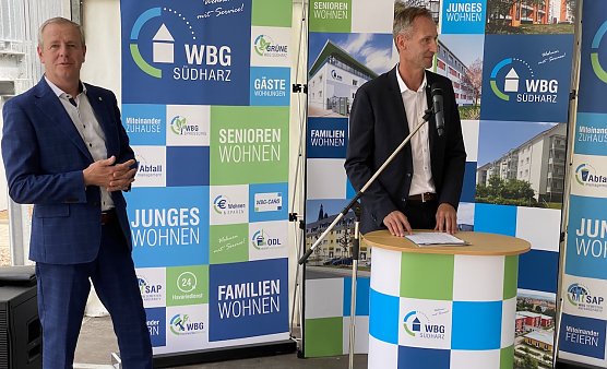 Stolz pr&auml;sentierten die Vorst&auml;nde Steffen Loup und Sven D&ouml;rmann das aufw&auml;ndigste Projekt der WBG-Geschcichte (Foto: oas)