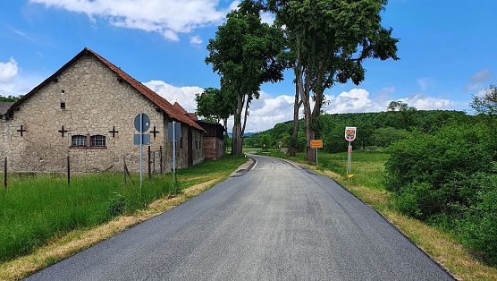 Die neu asphaltierte Kreisstra&szlig;e 15 (Foto: D.Gei&szlig;ler)