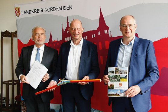 v.l.: Stephan K&auml;fer, Telekom-Bevollm&auml;chtigter f&uuml;r Hessen und Th&uuml;ringen, Wirtschaftsminister Tiefensee und Landrat Jendricke (Foto: agl)