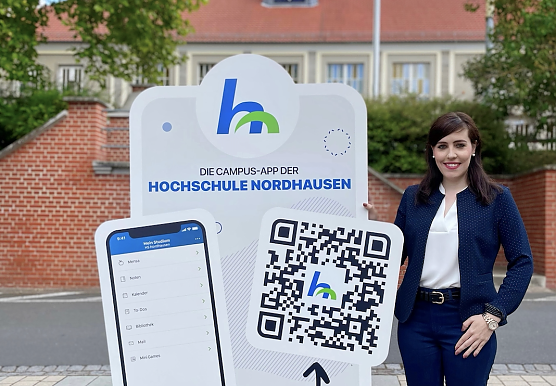 Nadine Kathrin Luschnat verk&uuml;ndet den Startschuss f&uuml;r die eigene Campus App der Hochschule Nordhausen UniNow. (Foto: Tina Bergknapp)