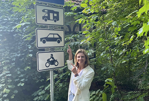 B&uuml;rgermeisterin Alexandra Rieger am neuen Wohnmobil-Stellplatz im Gehege (Foto: A. Rieger)