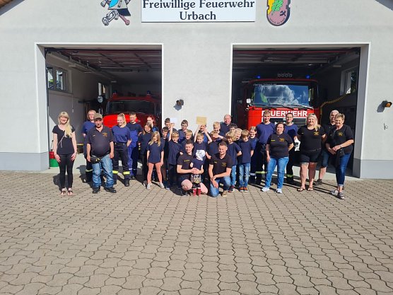 Die Kirmesgesellschaft Urbach &uuml;bergab ihre Spende an die Kinder- und Jugendfeuerwehrabteilung der FFW Urbach (Foto: Kevin Seifert)