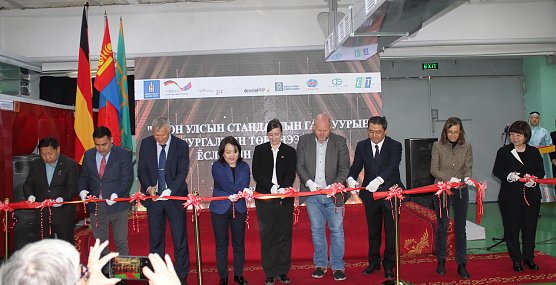Am 10. Mai wurde die Schwei&szlig;technische Kursst&auml;tte in Erdenet von Vertretern der Kooperationspartner sowie Vertretern des mongolischen Ausbildungsministeriums und  der deutschen Botschaft er&ouml;ffnet. (Foto: &copy; GIZ)