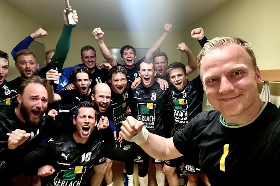 Jubelnde NSV-M&auml;nner nach dem Klassenerhalt (Foto: C.Keil)