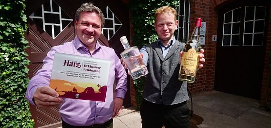 Da w&auml;chst zusammen, was zusammen geh&ouml;rt: sieben feine Destillate der Traditionsbrennerei wurden heute mit dem Siegel "Typisch Harz" ausgezeichnet. v.l.: Museumsleiter Thomas M&uuml;ller und Andreas Lehmberg, stellvertretender Gesch&auml;ftsf&uuml;hrer des Harzer Tourismusverbandes (Foto: agl)