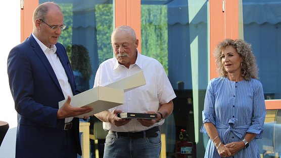 Rainer Pfennig erh&auml;lt die Ehrenplakette 2022 aus den H&auml;nden von Landrat Matthias Jendricke. Erste Gratulantin ist die Th&uuml;ringer Landtagspr&auml;sidentin Birgit Keller (Foto: Eva Maria Wiegand)