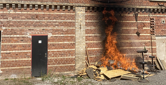 Brennender Holzhaufen an der Alten Weberei (Foto: privat)