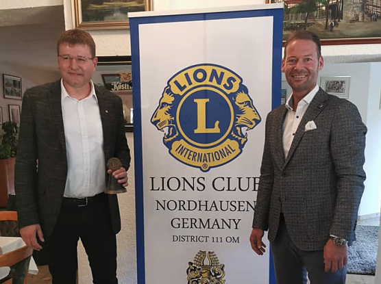 Phillip Heiser (links) hat das Amts des Pr&auml;sidenten des Nordh&auml;user Lions Club am Montag von Tino Pf&ouml;rtner &uuml;bernommen (Foto: Lions Club Nordhausen)
